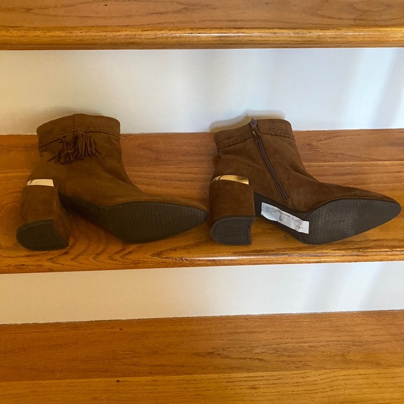 New, Never Worn, Stuart Weitzman Brown Suede Boots. - Picture 8 of 11